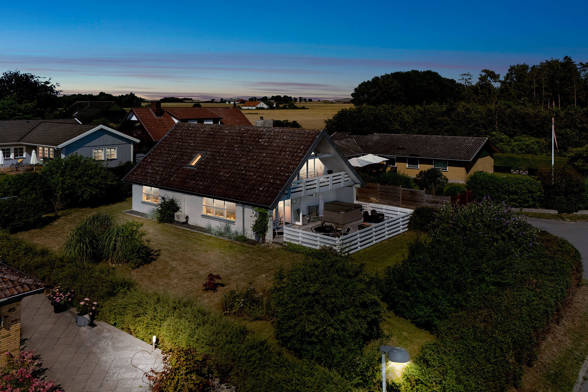 Denne ejendom, har et helt enestående panoramaudsigt ud over Roskilde Fjord fra 1. sal.